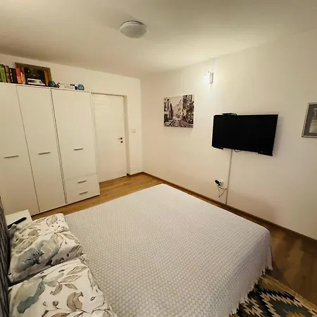 Sweet - Center - Parking *